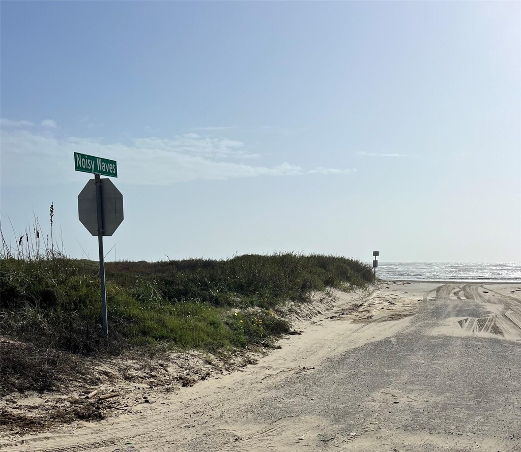 978 Gregory Ln, Crystal Beach, TX 77650 - photo 2