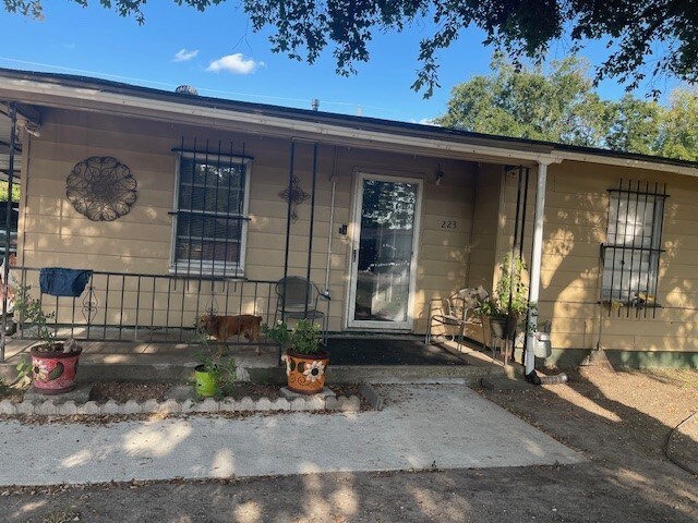 223 Hahlo St, Houston, TX 77020 - view of front of house with a porch