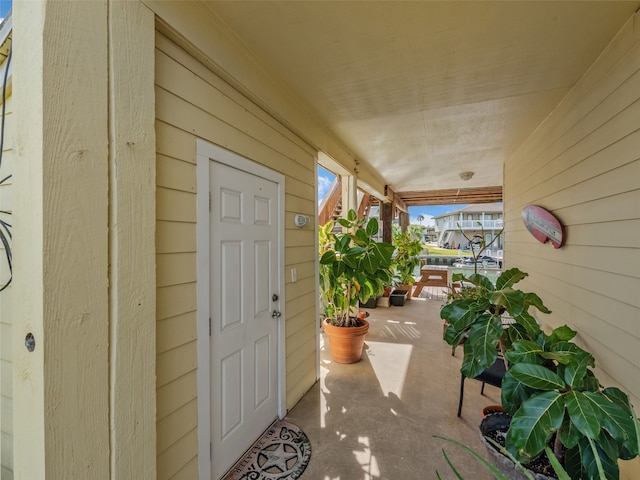 entrance to property featuring covered porch