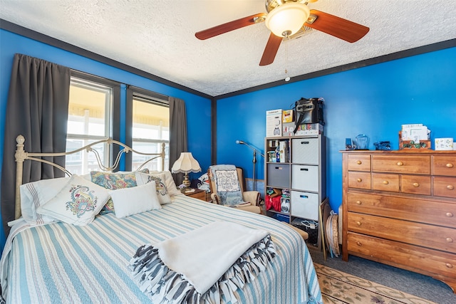 bedroom with a textured ceiling, carpet floors, and ceiling fan