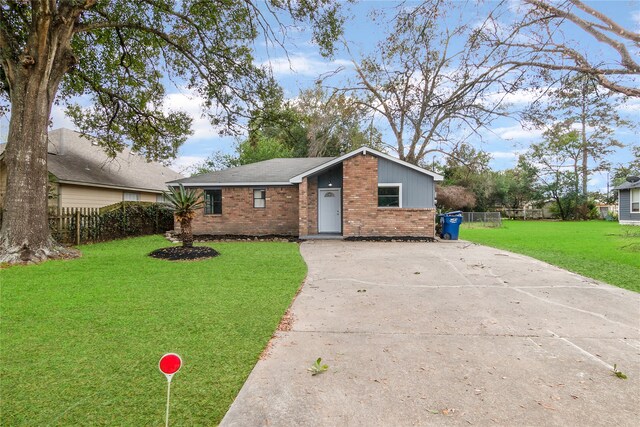 single story home featuring a front yard