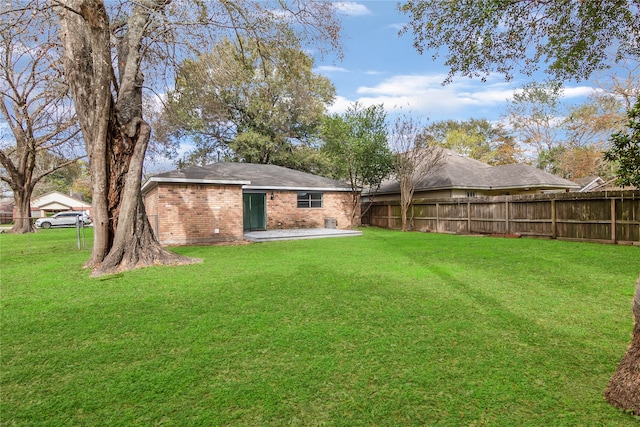 view of yard featuring a patio area