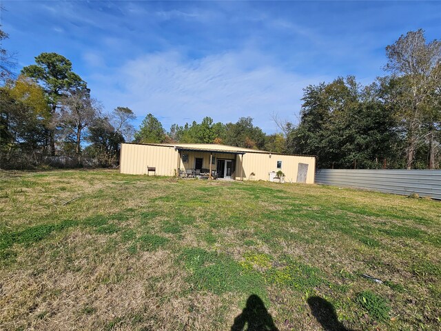 view of front of home featuring a front yard