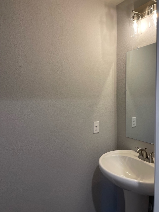 bathroom featuring sink