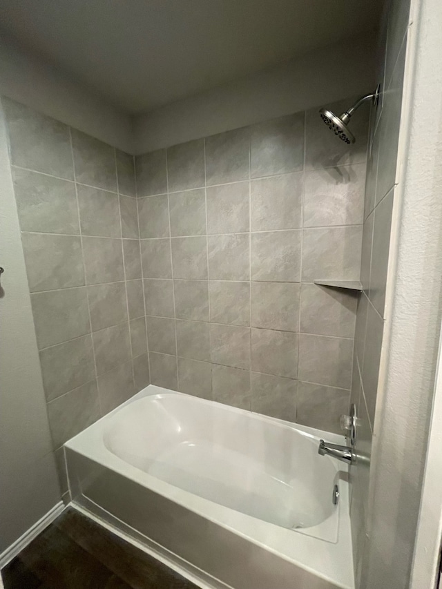 bathroom featuring tiled shower / bath