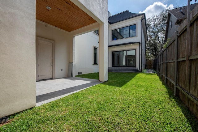 view of yard featuring a patio area