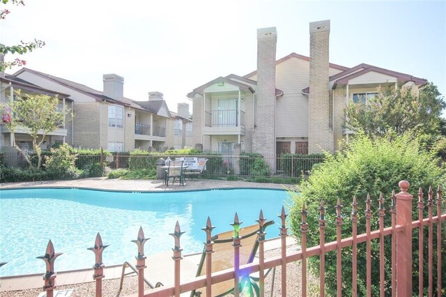 view of swimming pool