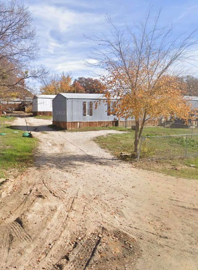 view of yard featuring a shed