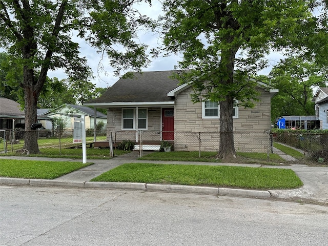 view of front facade with a front lawn