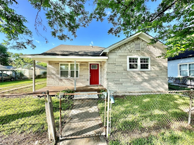 view of front facade featuring covered porch and a front yard