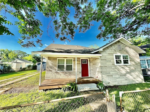 view of front facade with a front yard