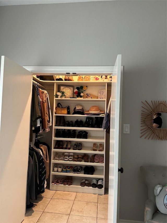 spacious closet with light tile patterned flooring