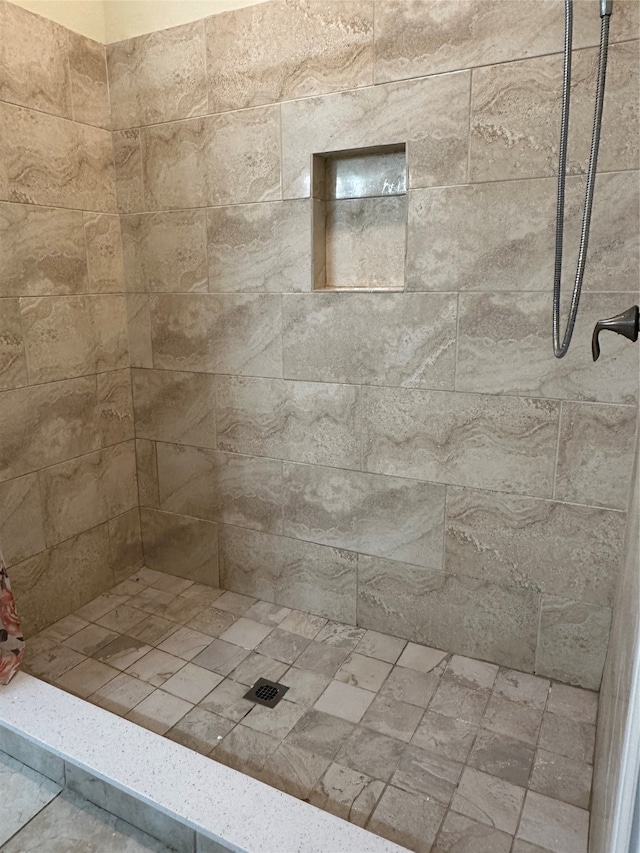 bathroom featuring tiled shower