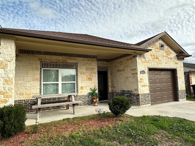 view of front facade featuring a garage