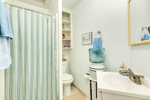 bathroom featuring built in shelves, toilet, a shower with shower curtain, vanity, and baseboards