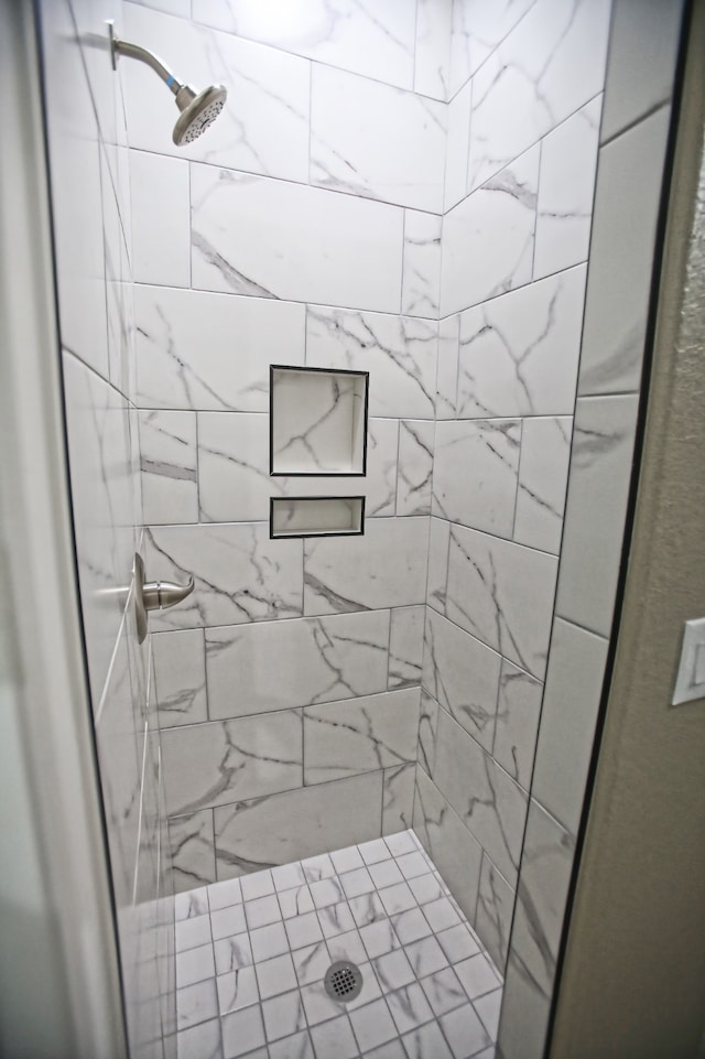 bathroom featuring tiled shower