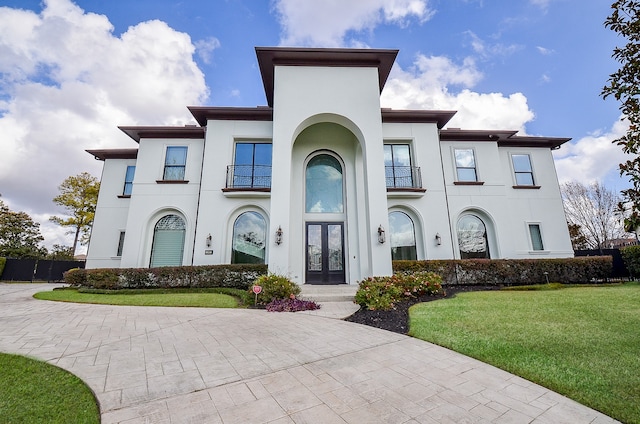 view of front of house featuring a front lawn