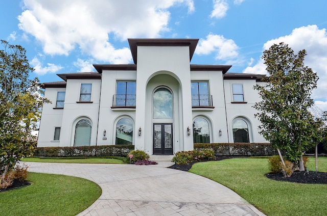 view of front of house featuring a front yard