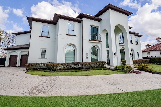 view of front facade with a front lawn