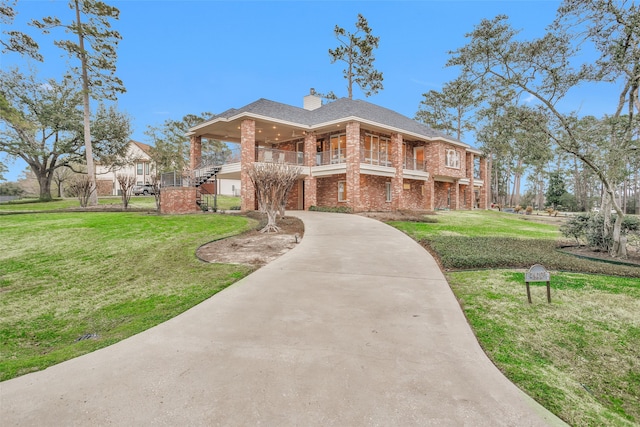 view of front of property featuring a front lawn