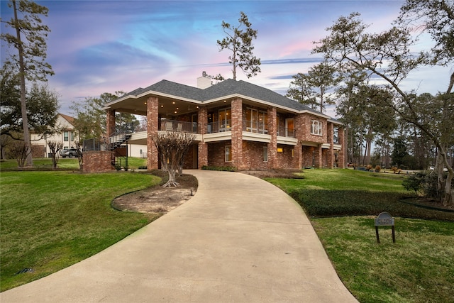 view of front facade featuring a lawn