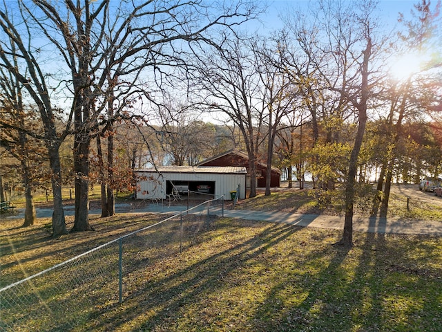 view of front of property featuring a front lawn