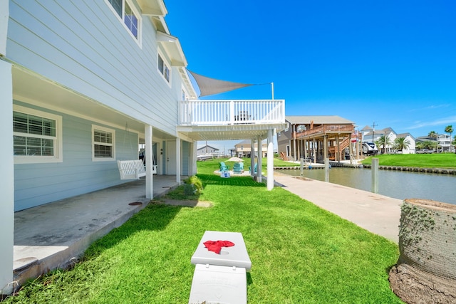 view of yard featuring a water view