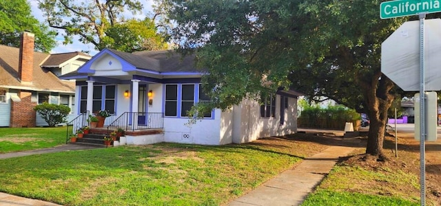 view of front of house with a front lawn