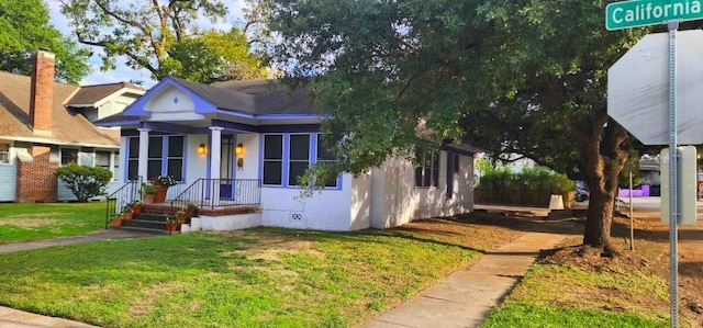 view of front facade featuring a front yard