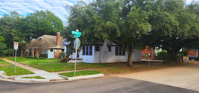 view of front of house with a front yard