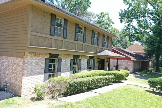 view of front of house featuring a front lawn