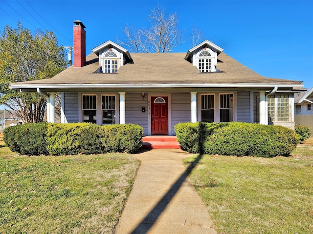 view of front facade featuring a front lawn