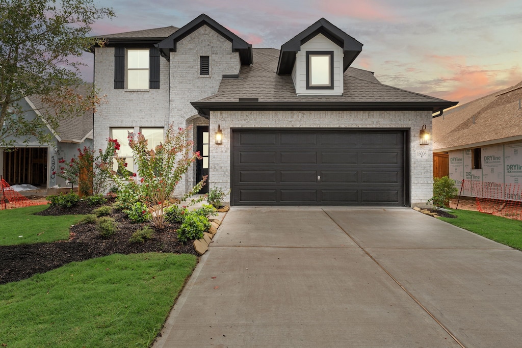 view of front of home featuring a lawn