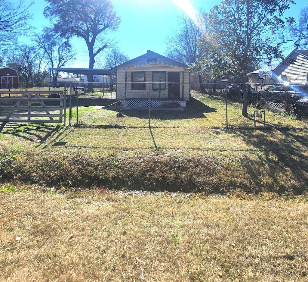 view of yard with an outdoor structure