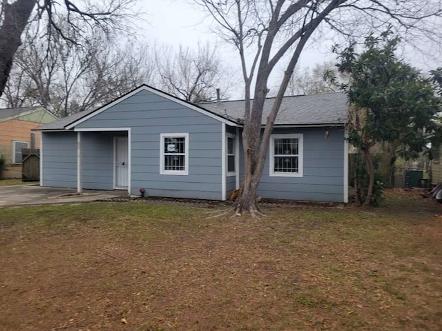 view of front of property featuring a front lawn