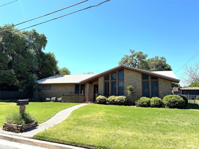 single story home with a front yard