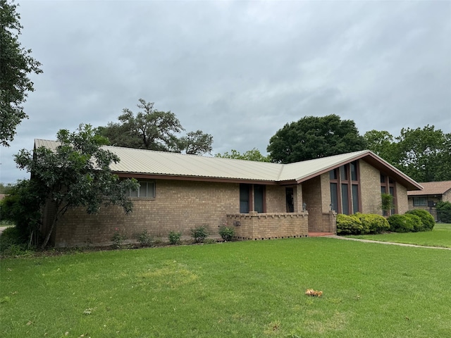 single story home with a front yard