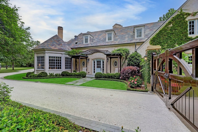 view of front of house featuring a front yard