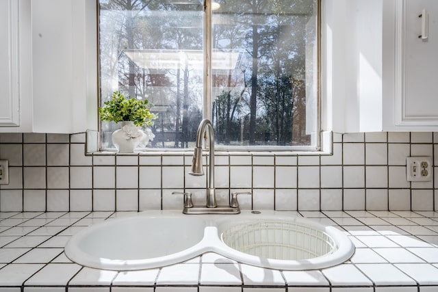 bathroom featuring sink