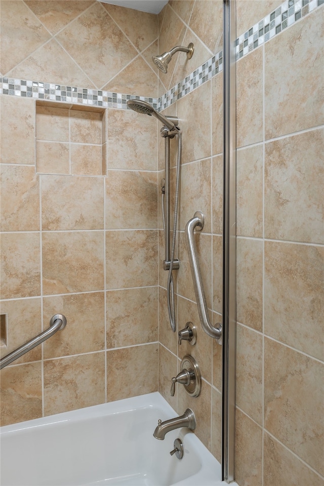 bathroom with tiled shower / bath combo