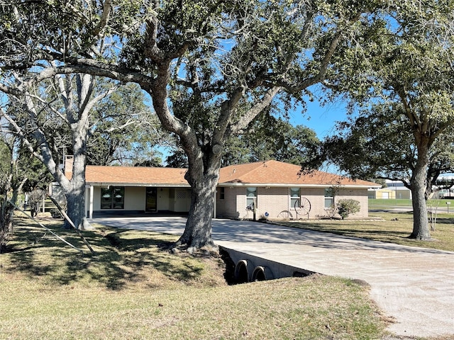 single story home with a front yard