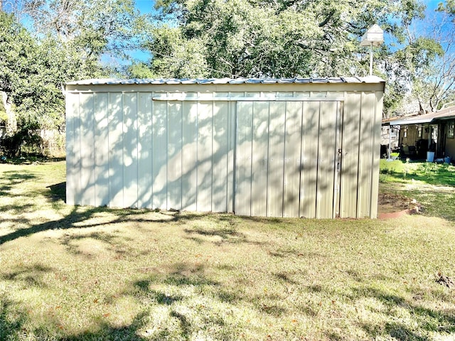 view of shed / structure featuring a lawn