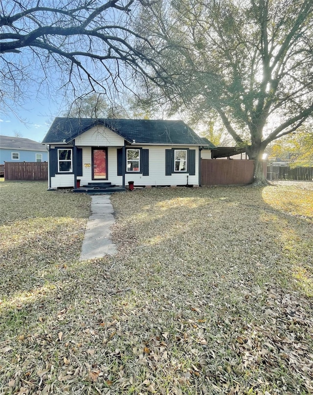 ranch-style house featuring a front yard