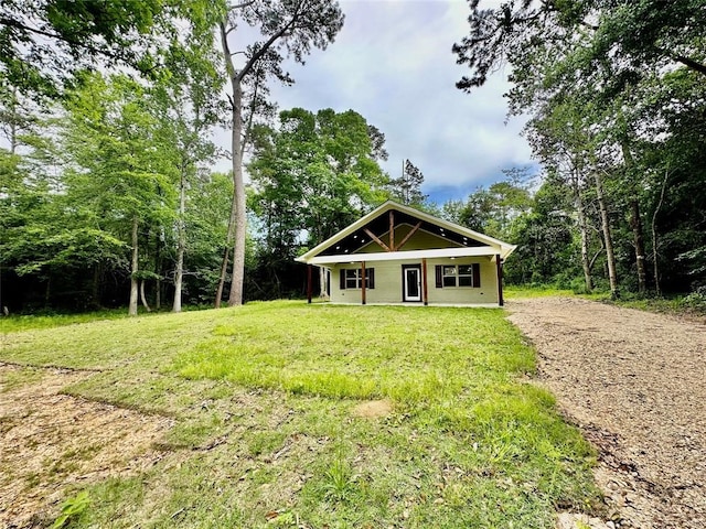 view of front of property featuring a front lawn