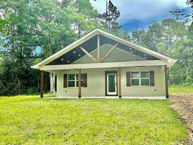 view of front of home with covered porch and a front lawn