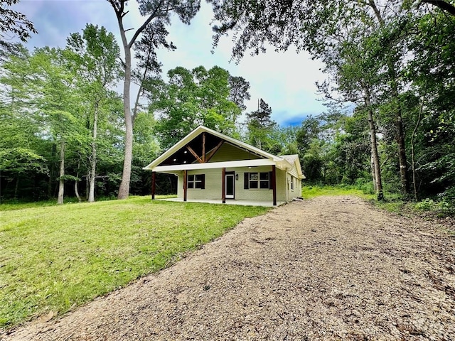 view of front of property featuring a front lawn