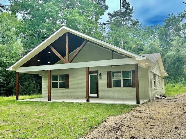 view of front facade with a front lawn