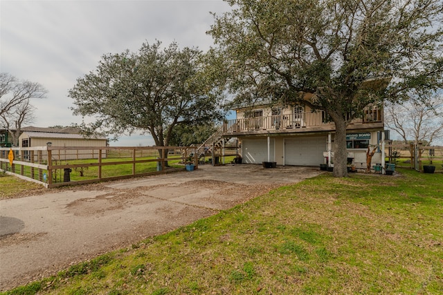 view of front of home featuring a front yard and a garage