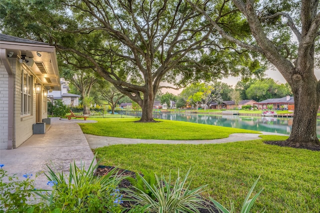 view of yard featuring a water view