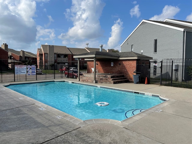 view of swimming pool